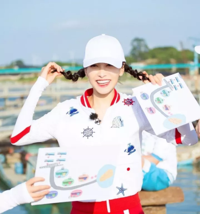 今年秋冬最chic！原來短發(fā)和帽子這么配?。? border=